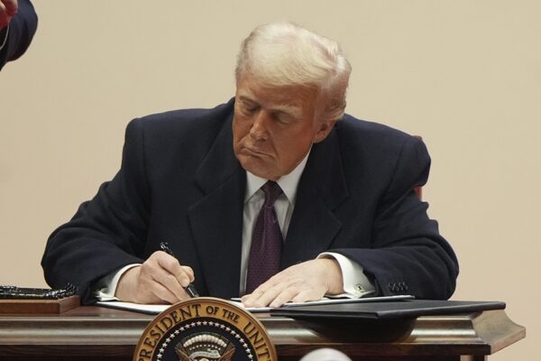 Трамп: “Суд над каждым мигрантом займет 200 лет”