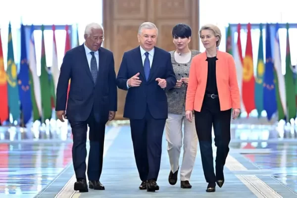 Фото: Президент Узбекистана и главы ЕС посадили деревья в Самарканде