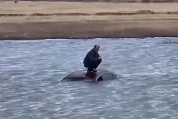 На крыше авто своего