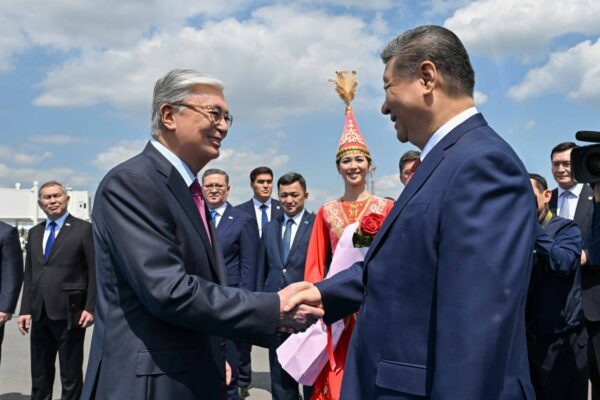Токаев встретил Си Цзиньпина в аэропорту Астаны